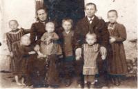 Johanna ( Zenz ) ganz links